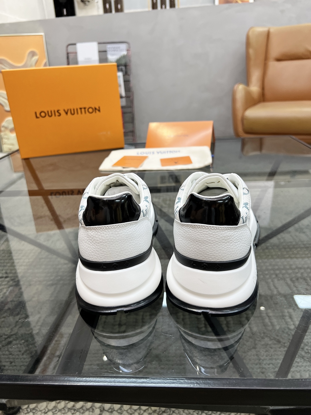  L 🔍顶级代购🇮🇹 路 炸街男神运动鞋新品来袭专柜同步发售原厂配置，意大利进口原版牛皮搭配网布面料，高