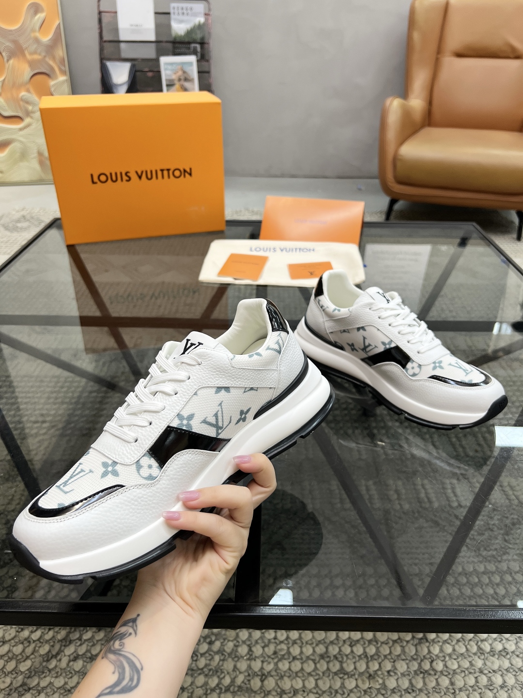  L 🔍顶级代购🇮🇹 路 炸街男神运动鞋新品来袭专柜同步发售原厂配置，意大利进口原版牛皮搭配网布面料，高