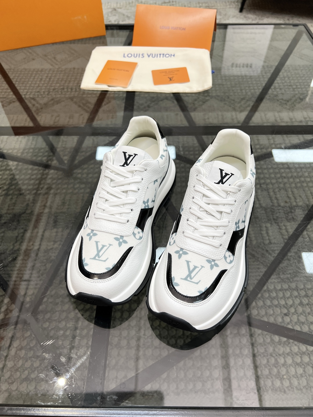  L 🔍顶级代购🇮🇹 路 炸街男神运动鞋新品来袭专柜同步发售原厂配置，意大利进口原版牛皮搭配网布面料，高