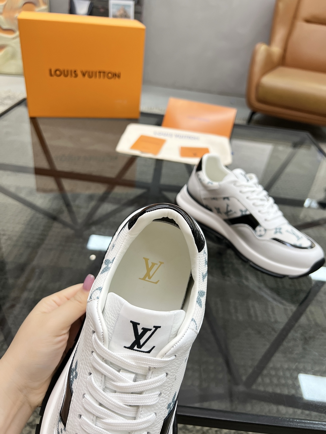  L 🔍顶级代购🇮🇹 路 炸街男神运动鞋新品来袭专柜同步发售原厂配置，意大利进口原版牛皮搭配网布面料，高