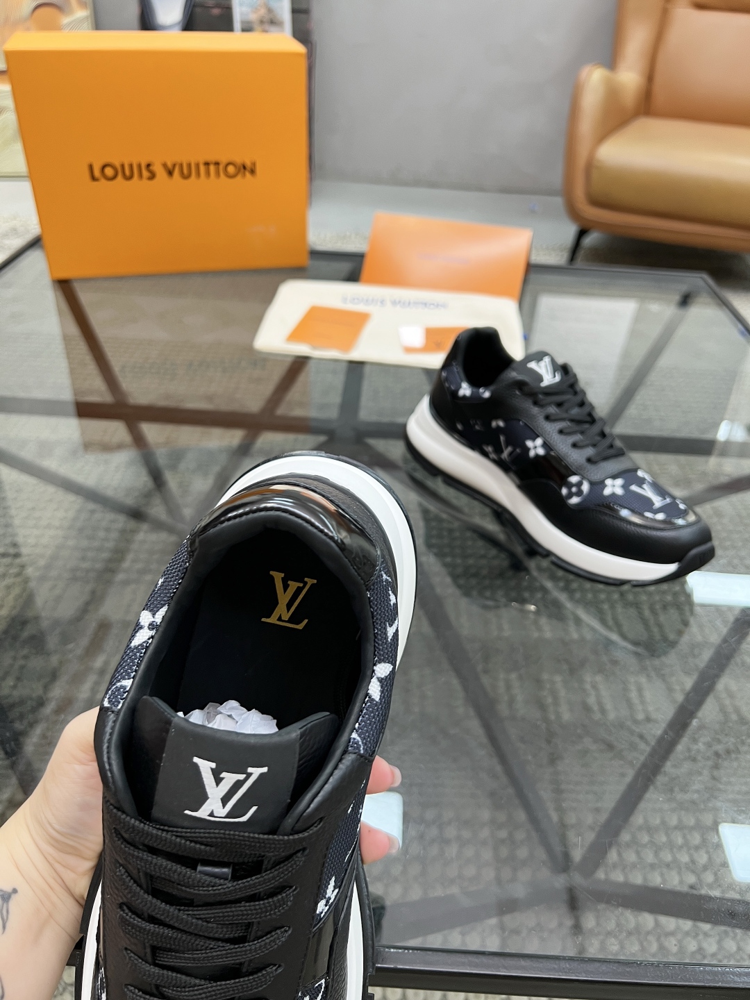  L 🔍顶级代购🇮🇹 路 炸街男神运动鞋新品来袭专柜同步发售原厂配置，意大利进口原版牛皮搭配网布面料，高
