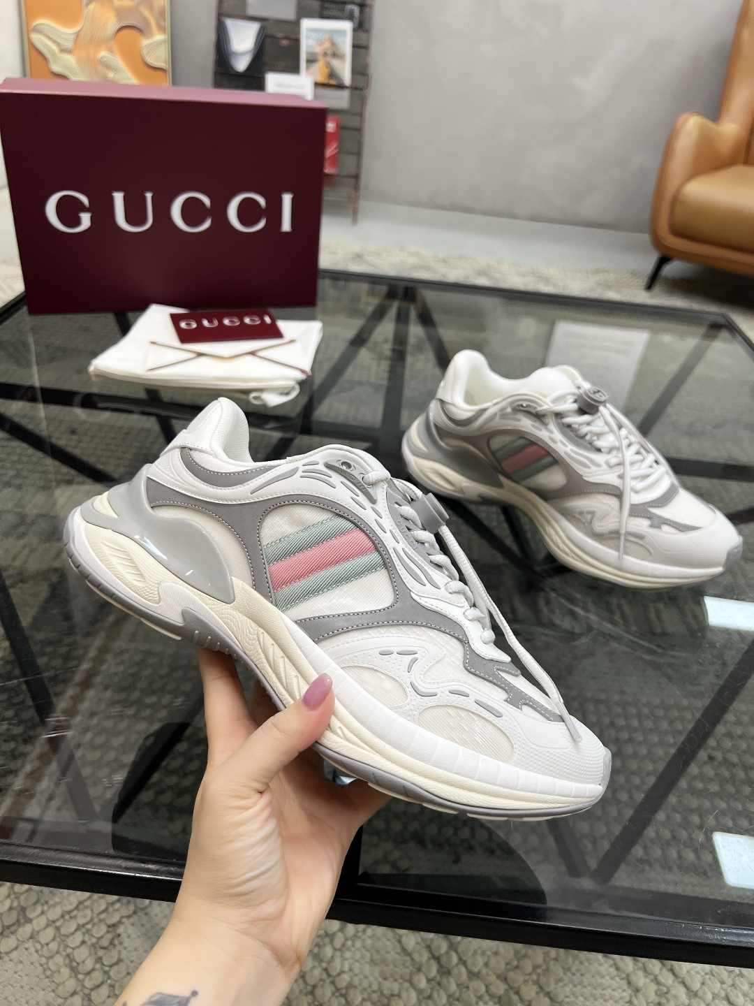  G 🔍顶级代购🇮🇹 古 炸街情侣款👫专柜同步发售原厂配置，意大利进口进口牛皮搭配网布面料，高品质拼接复