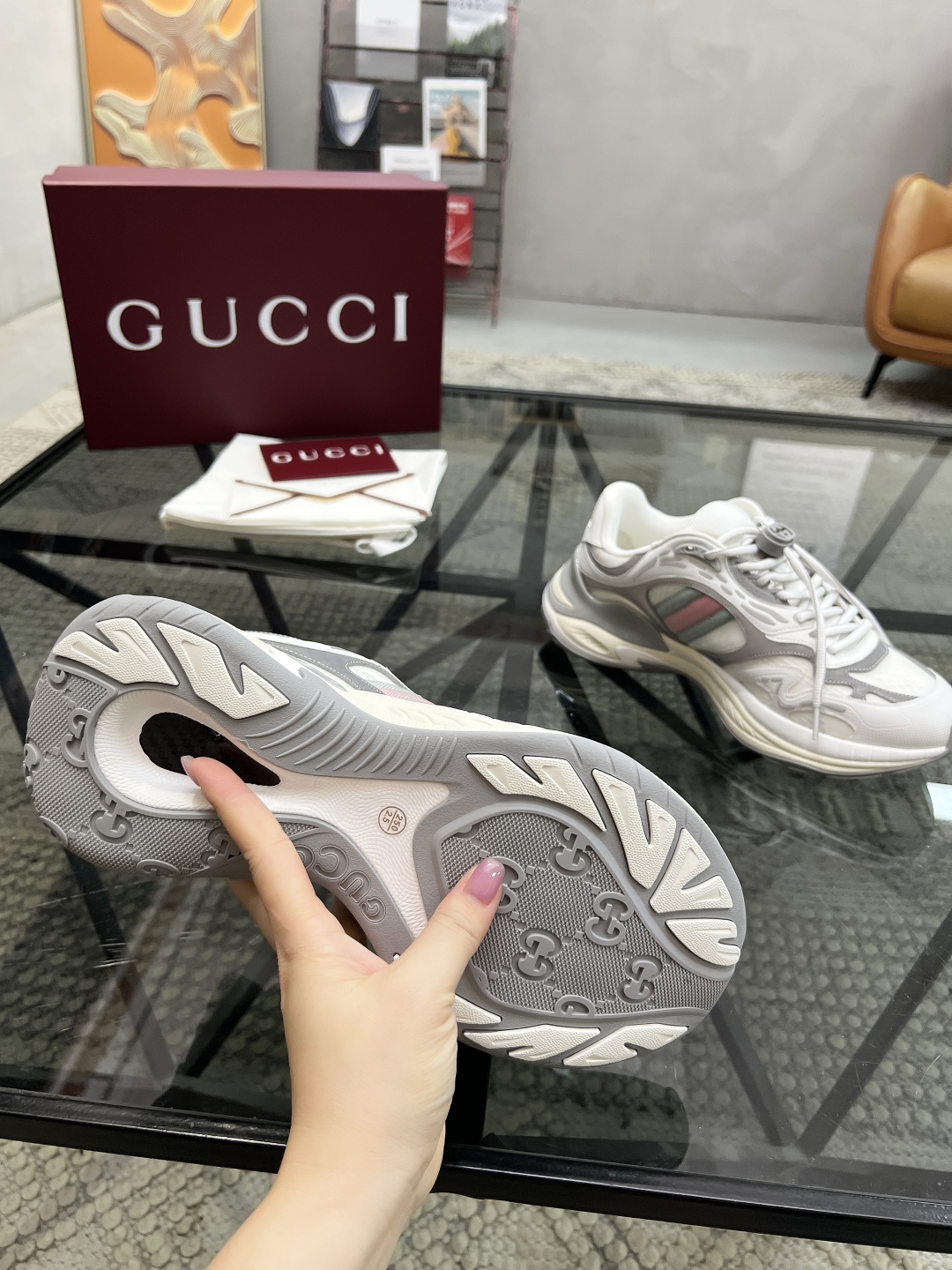 G 🔍顶级代购🇮🇹 古 炸街情侣款👫专柜同步发售原厂配置，意大利进口进口牛皮搭配网布面料，高品质拼接复