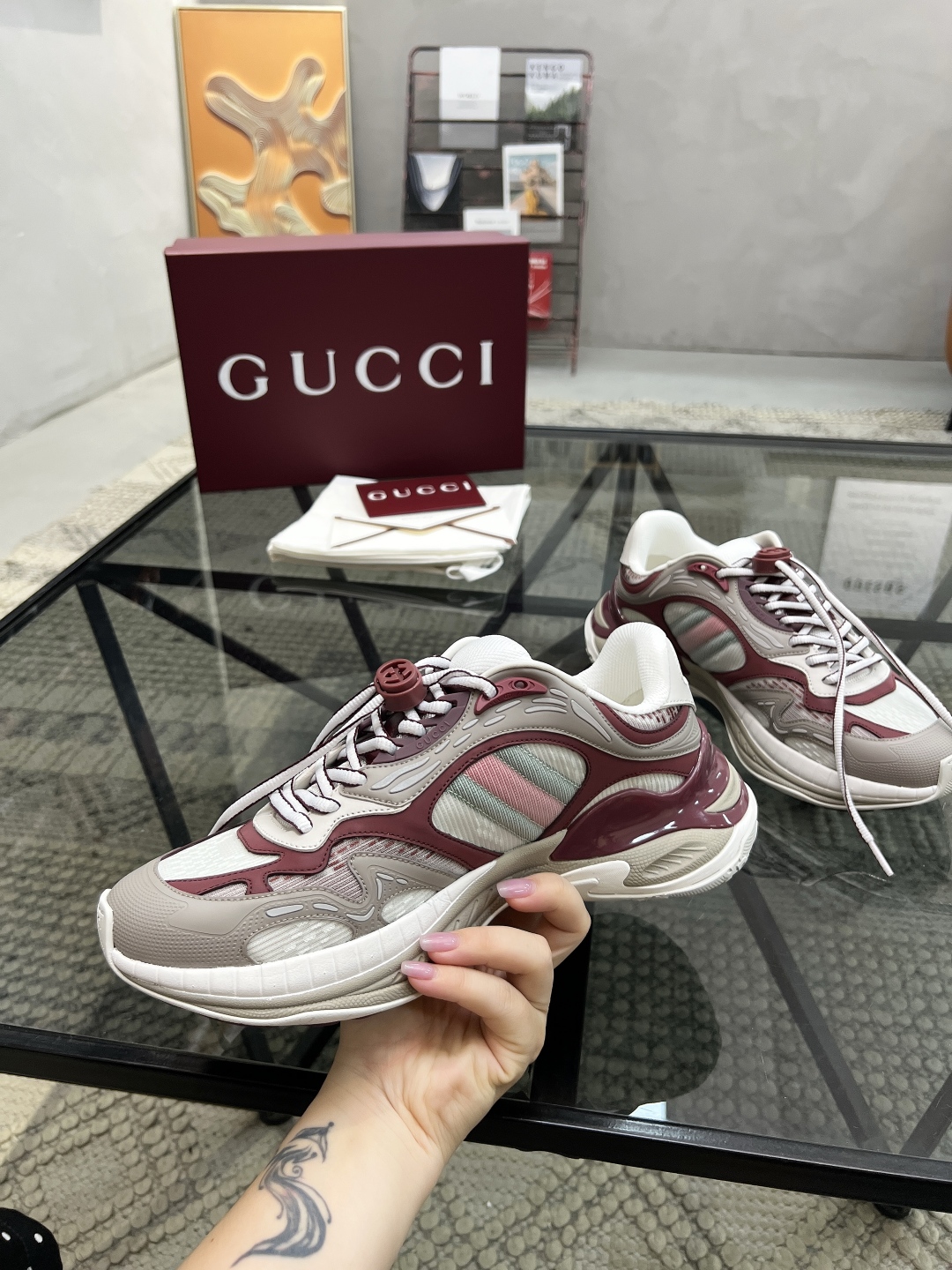  G 🔍顶级代购🇮🇹 古 炸街情侣款👫专柜同步发售原厂配置，意大利进口进口牛皮搭配网布面料，高品质拼接复