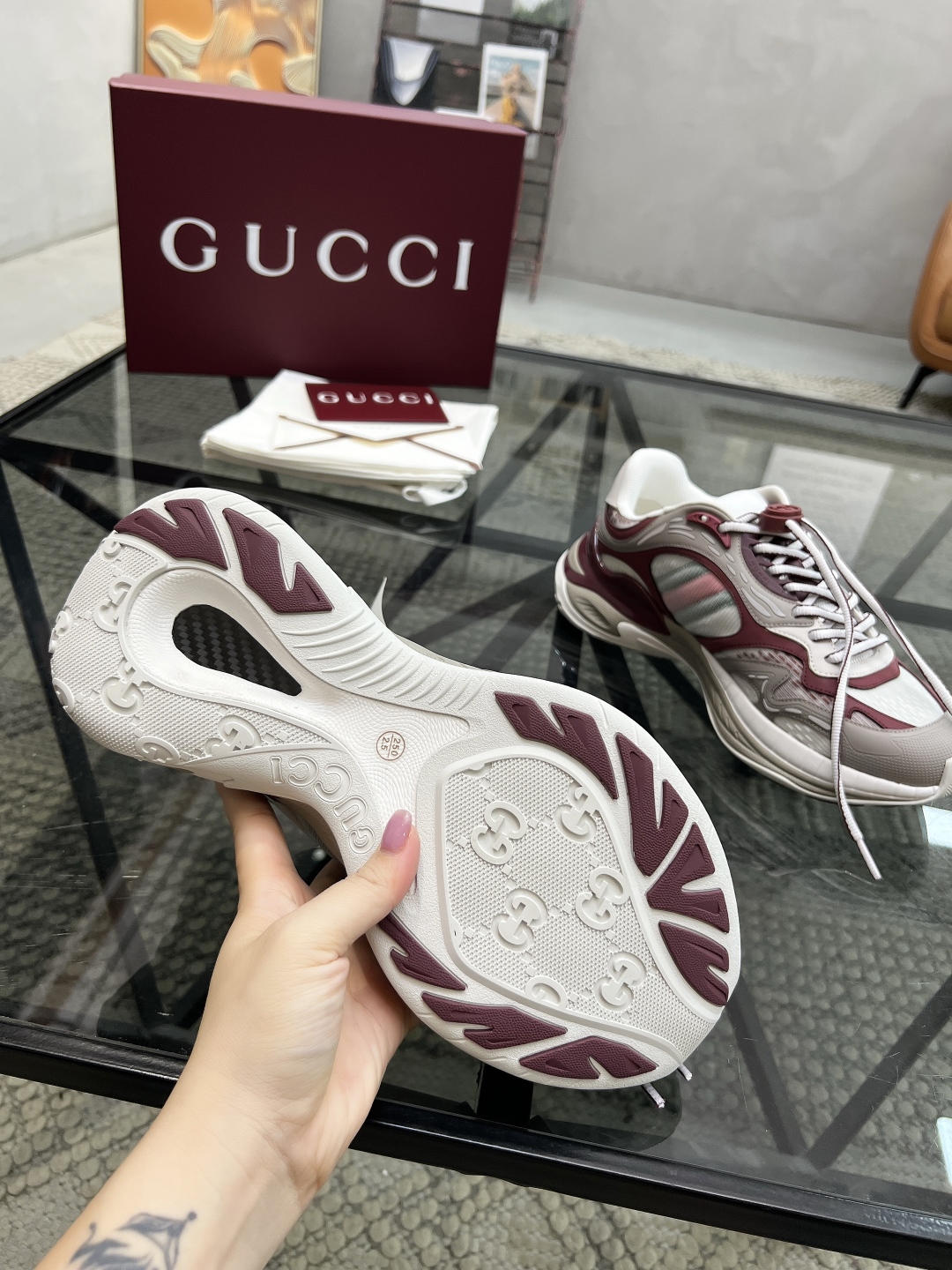  G 🔍顶级代购🇮🇹 古 炸街情侣款👫专柜同步发售原厂配置，意大利进口进口牛皮搭配网布面料，高品质拼接复