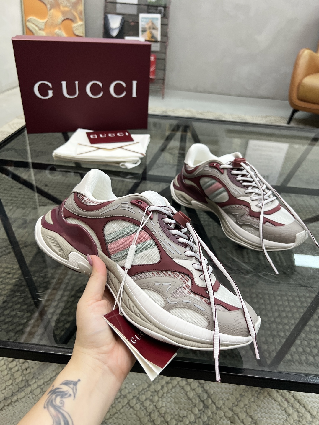  G 🔍顶级代购🇮🇹 古 炸街情侣款👫专柜同步发售原厂配置，意大利进口进口牛皮搭配网布面料，高品质拼接复
