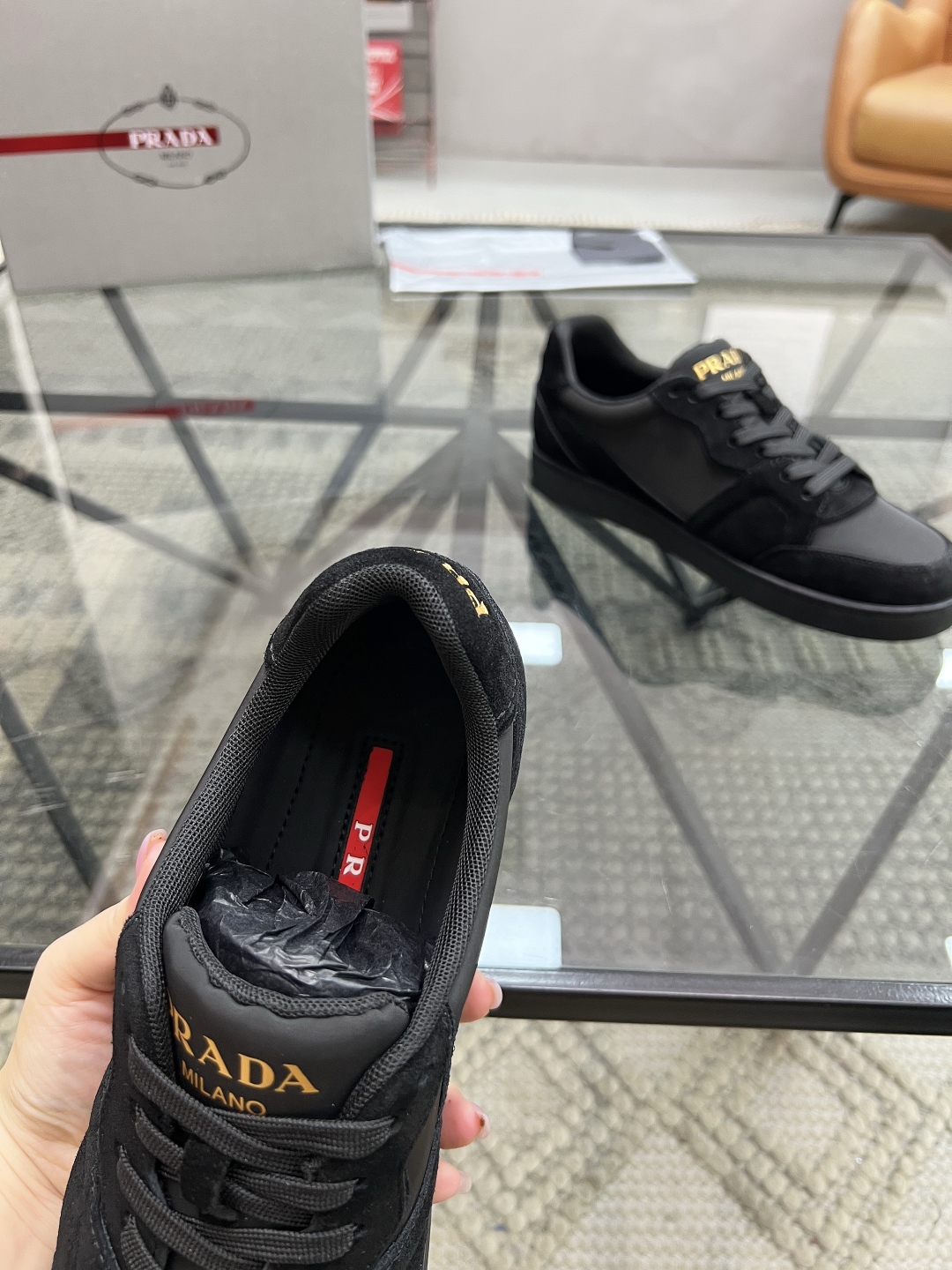  P 🔍顶级代购🇮🇹 普 炸街男神厚底运动休闲系列专柜同步发售原厂配置，意大利进口牛皮面料，色彩缤纷潮达