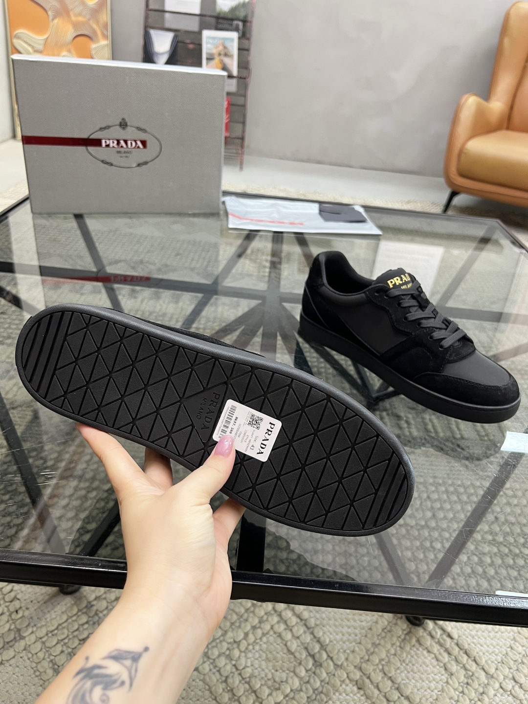  P 🔍顶级代购🇮🇹 普 炸街男神厚底运动休闲系列专柜同步发售原厂配置，意大利进口牛皮面料，色彩缤纷潮达