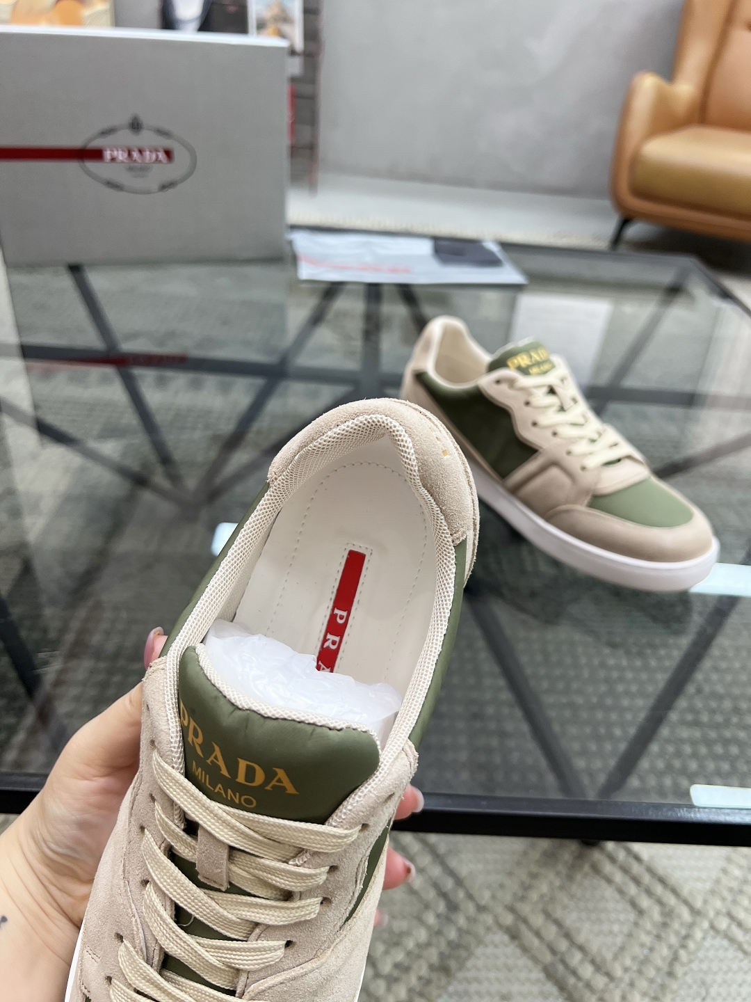  P 🔍顶级代购🇮🇹 普 炸街男神厚底运动休闲系列专柜同步发售原厂配置，意大利进口牛皮面料，色彩缤纷潮达
