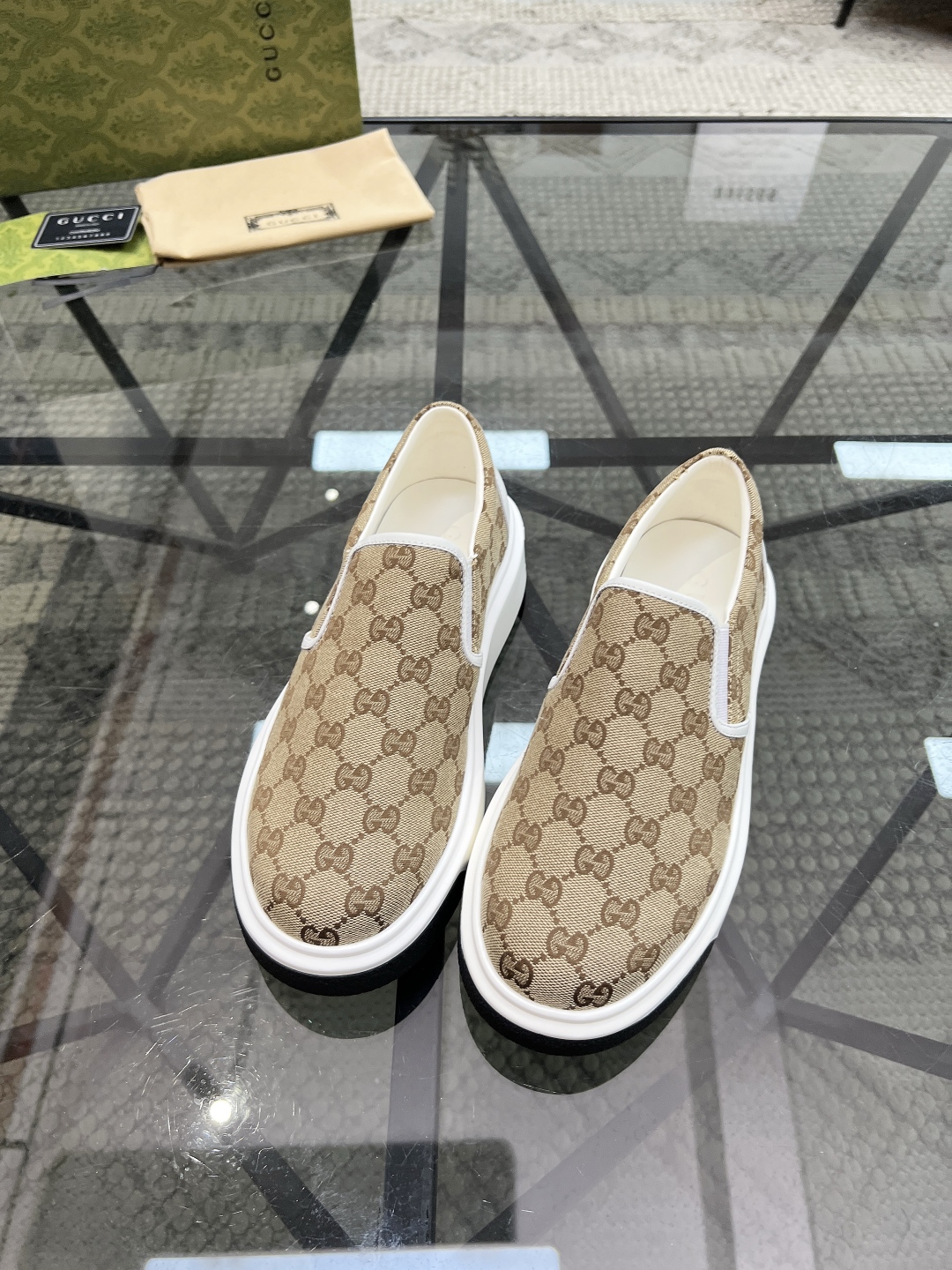 G 🔍顶级代购🇮🇹 古 炸街男神套脚新品来袭，超人气爆款专柜新款，原厂配置意大利进口牛皮搭配印花布面料
