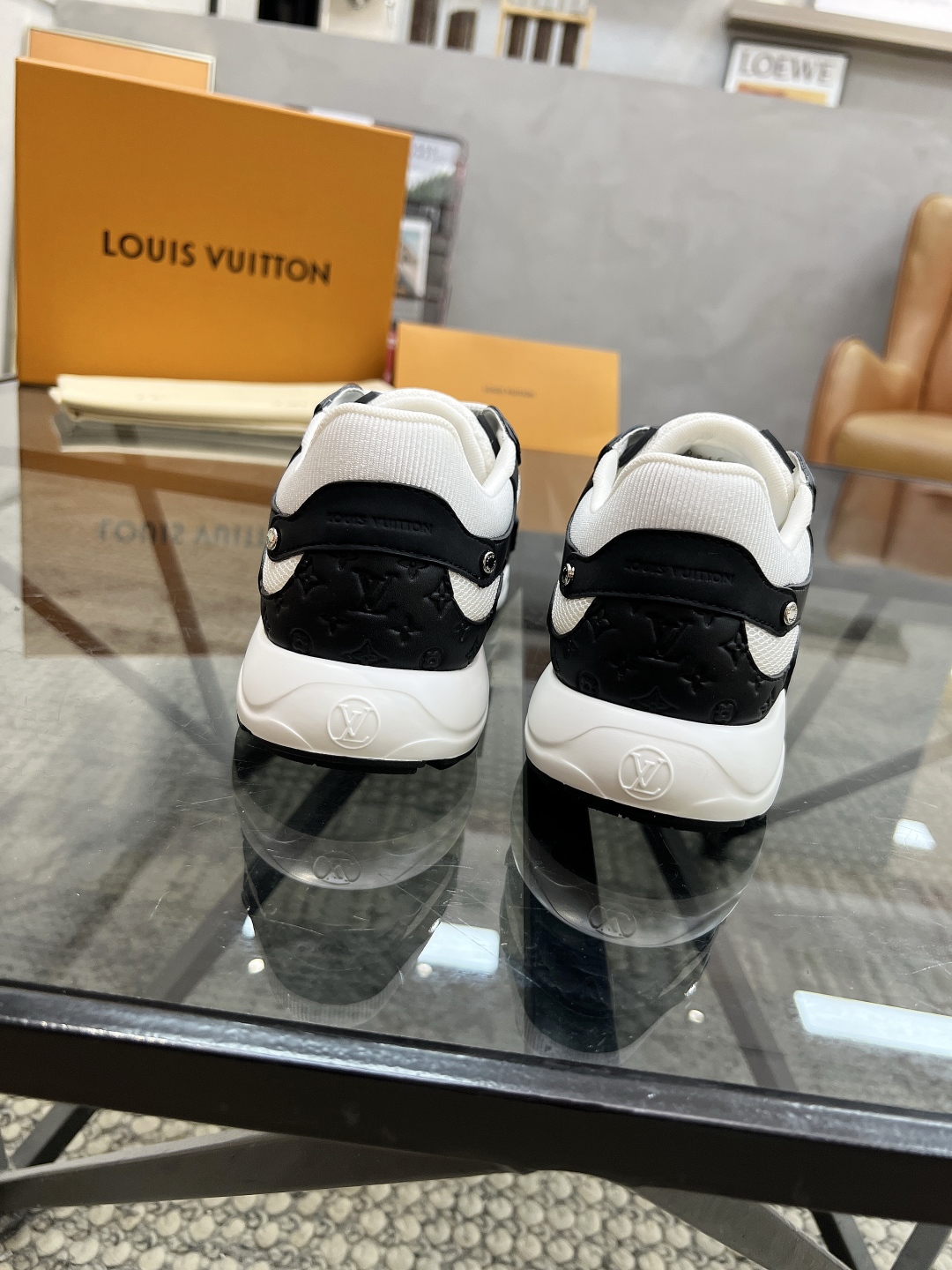  L 🔍顶级代购🇮🇹 路 炸街情侣款👫爆款运动板鞋专柜同步，鞋面意大利进口牛皮搭配网布面料，高品质复杂拼
