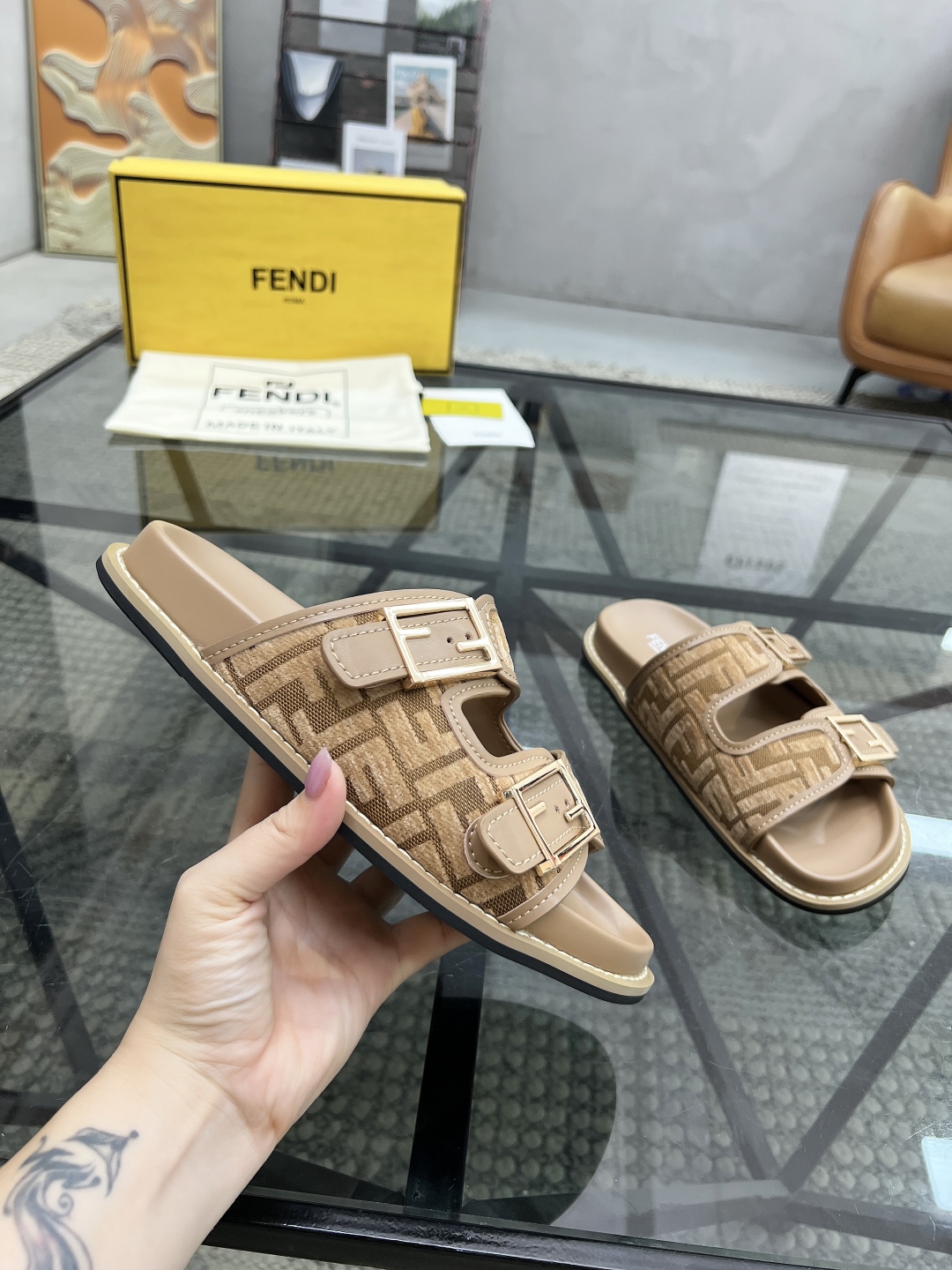  F 🔍顶级代购🇮🇹 芬 炸街情侣款👫春夏拖鞋专柜同步，鞋面意大利进口牛皮搭配标志布面料，高品质复杂拼接