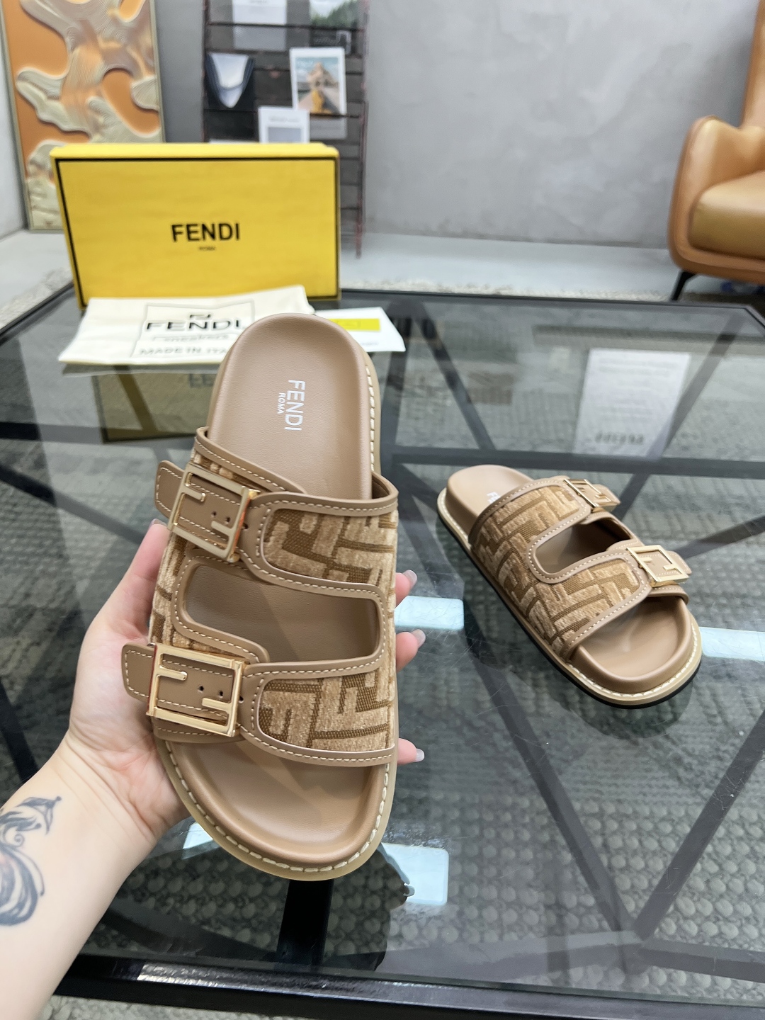  F 🔍顶级代购🇮🇹 芬 炸街情侣款👫春夏拖鞋专柜同步，鞋面意大利进口牛皮搭配标志布面料，高品质复杂拼接