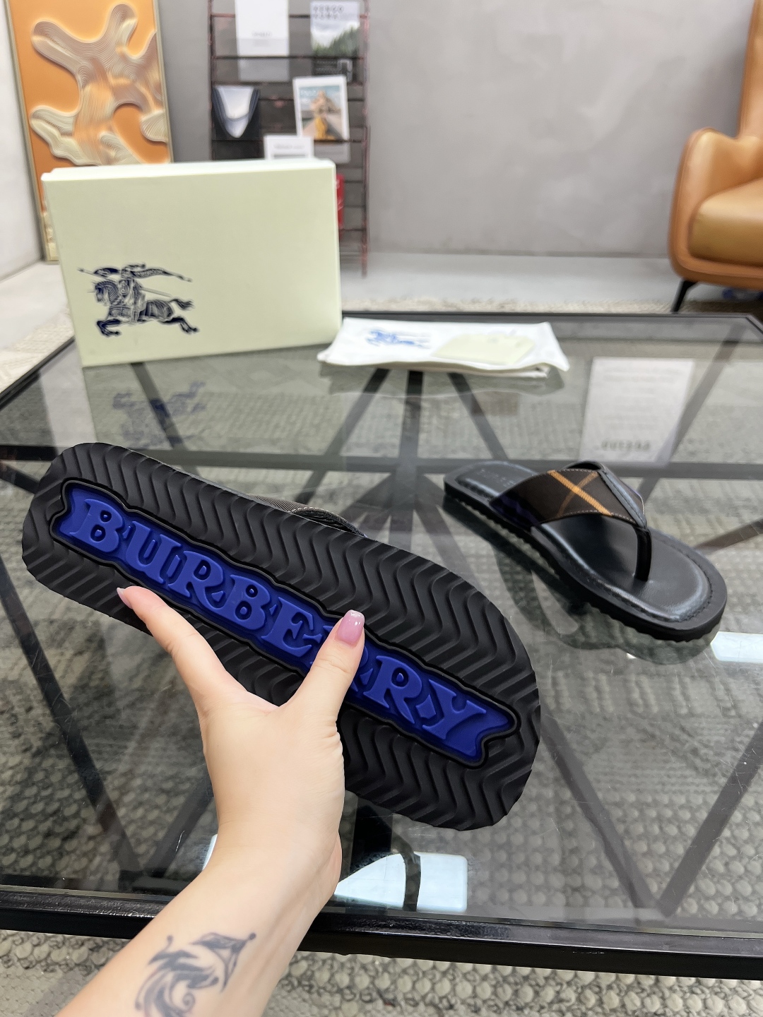  B 🔍顶级代购🇮🇹 巴 炸街男神春夏拖鞋新品专柜同步，鞋面意大利进口格子布面料，高品质拼接工艺，鞋底：