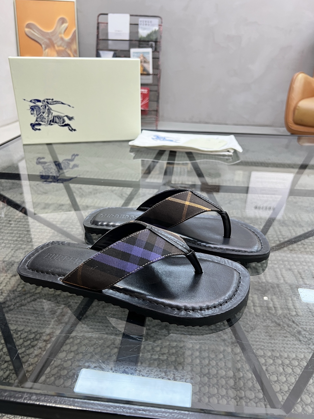  B 🔍顶级代购🇮🇹 巴 炸街男神春夏拖鞋新品专柜同步，鞋面意大利进口格子布面料，高品质拼接工艺，鞋底：