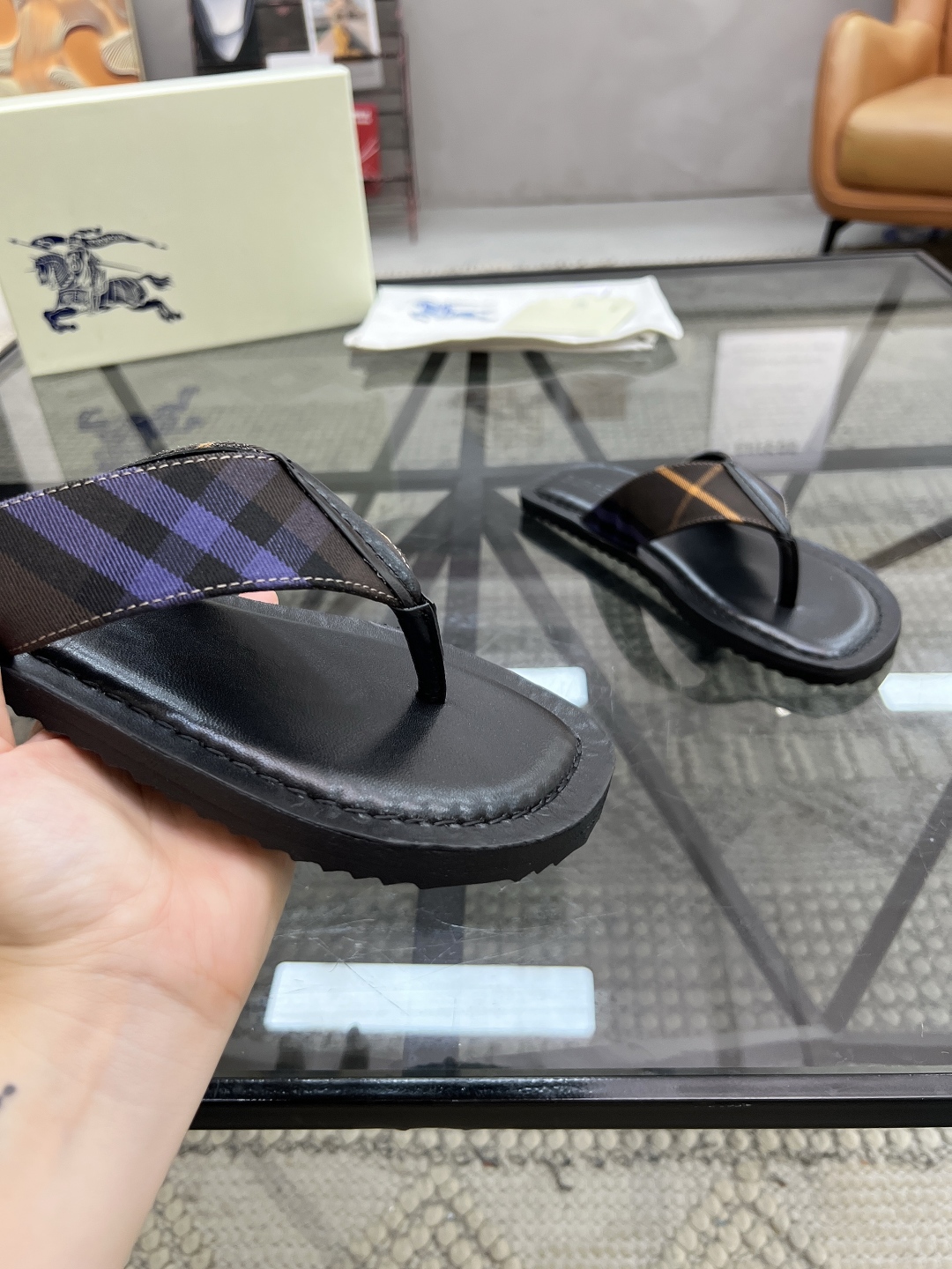  B 🔍顶级代购🇮🇹 巴 炸街男神春夏拖鞋新品专柜同步，鞋面意大利进口格子布面料，高品质拼接工艺，鞋底：