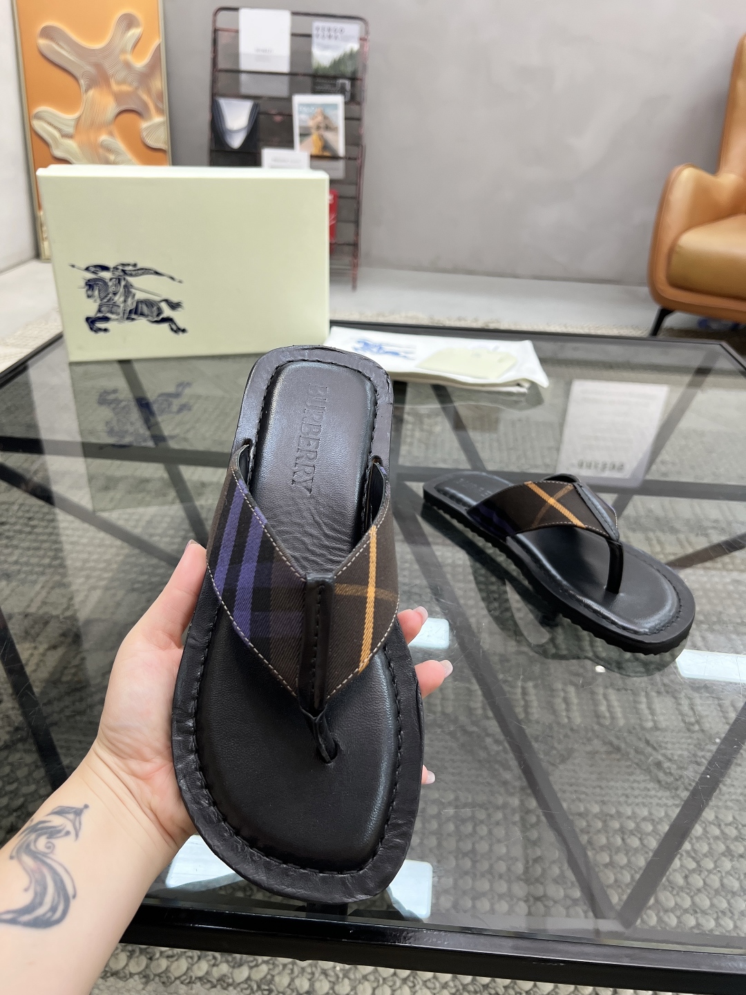  B 🔍顶级代购🇮🇹 巴 炸街男神春夏拖鞋新品专柜同步，鞋面意大利进口格子布面料，高品质拼接工艺，鞋底：