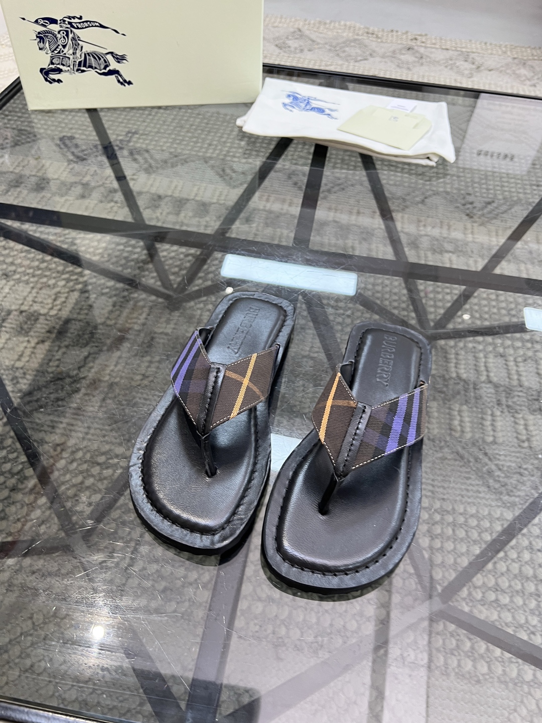  B 🔍顶级代购🇮🇹 巴 炸街男神春夏拖鞋新品专柜同步，鞋面意大利进口格子布面料，高品质拼接工艺，鞋底：