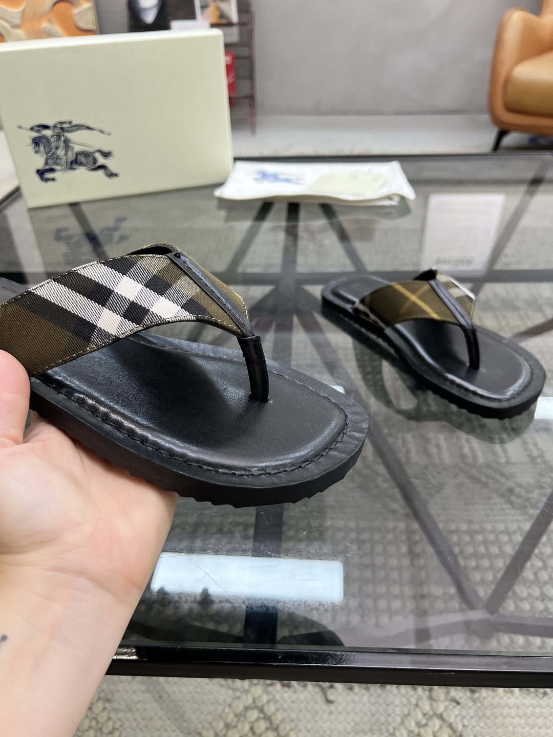  B 🔍顶级代购🇮🇹 巴 炸街男神春夏拖鞋新品专柜同步，鞋面意大利进口格子布面料，高品质拼接工艺，鞋底：
