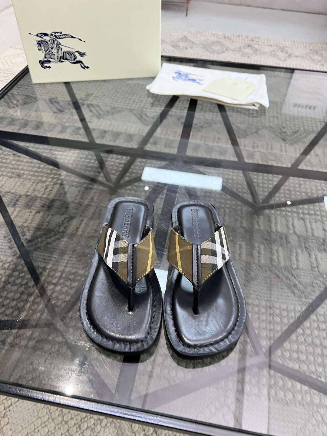  B 🔍顶级代购🇮🇹 巴 炸街男神春夏拖鞋新品专柜同步，鞋面意大利进口格子布面料，高品质拼接工艺，鞋底：