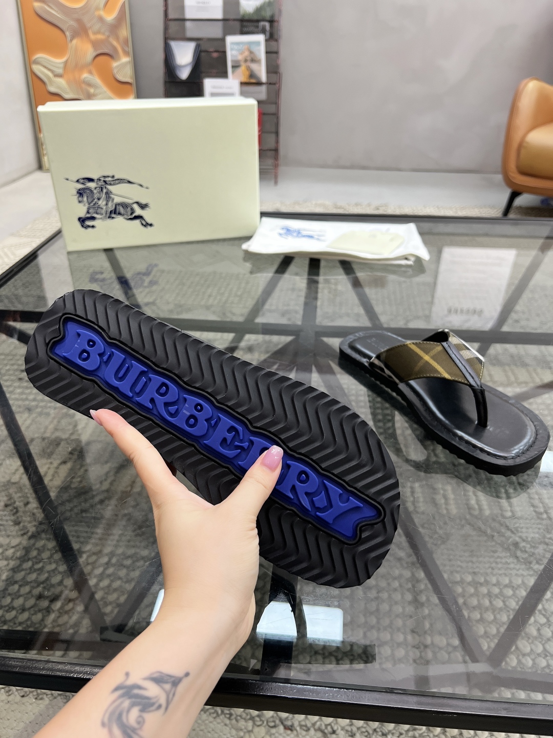  B 🔍顶级代购🇮🇹 巴 炸街男神春夏拖鞋新品专柜同步，鞋面意大利进口格子布面料，高品质拼接工艺，鞋底：