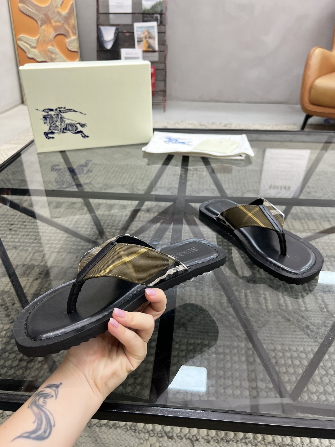  B 🔍顶级代购🇮🇹 巴 炸街男神春夏拖鞋新品专柜同步，鞋面意大利进口格子布面料，高品质拼接工艺，鞋底：
