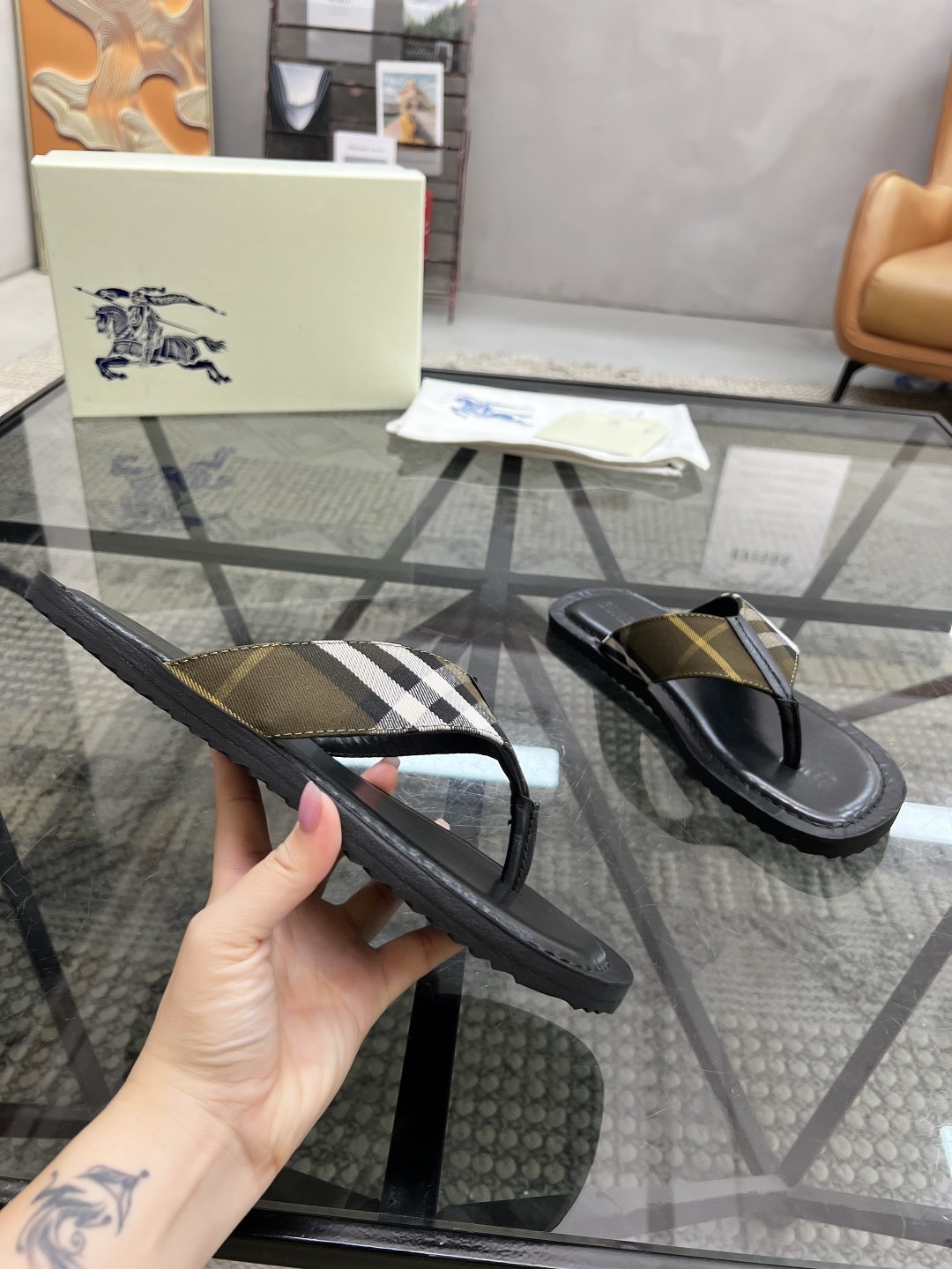  B 🔍顶级代购🇮🇹 巴 炸街男神春夏拖鞋新品专柜同步，鞋面意大利进口格子布面料，高品质拼接工艺，鞋底：