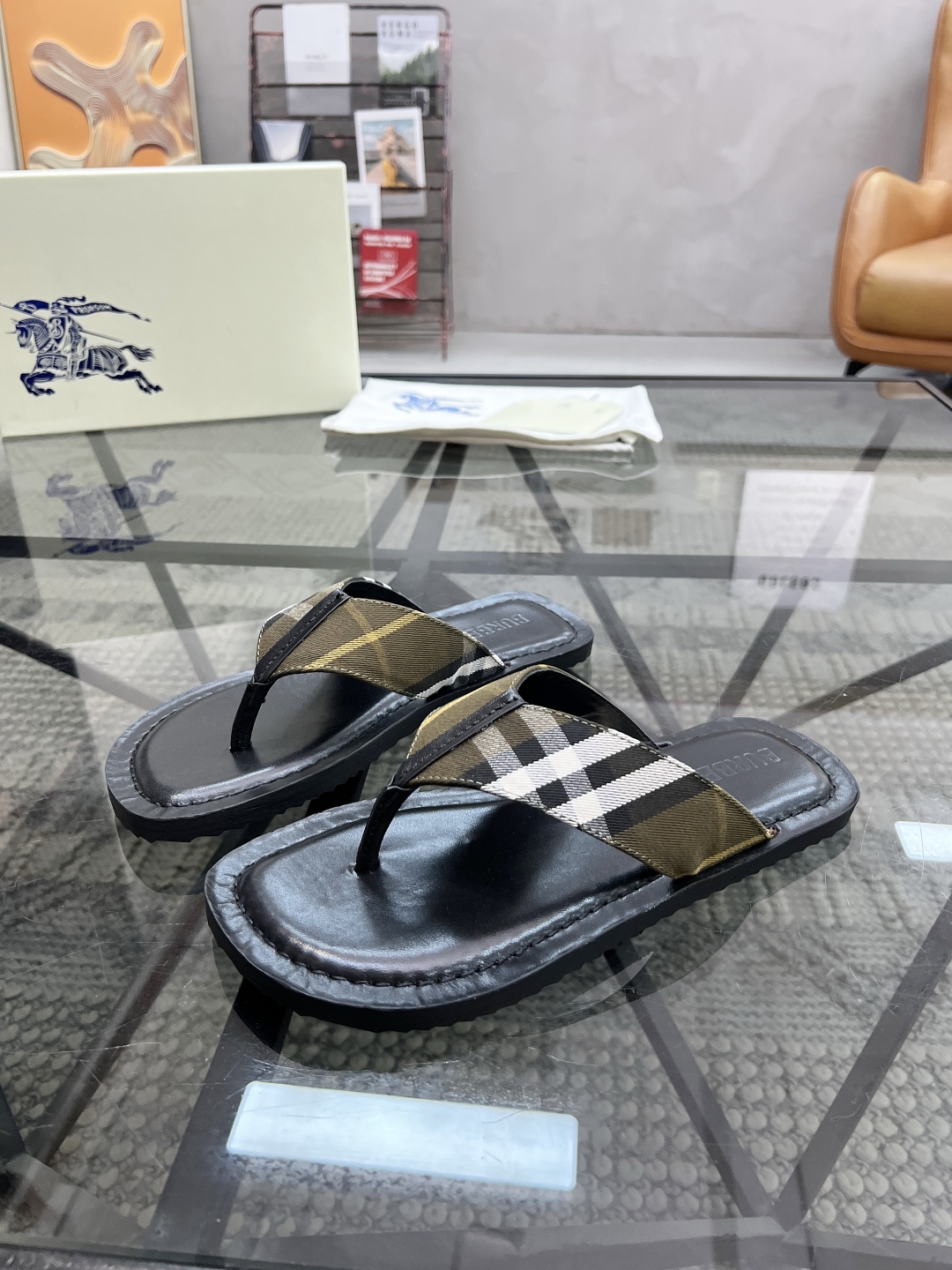  B 🔍顶级代购🇮🇹 巴 炸街男神春夏拖鞋新品专柜同步，鞋面意大利进口格子布面料，高品质拼接工艺，鞋底：