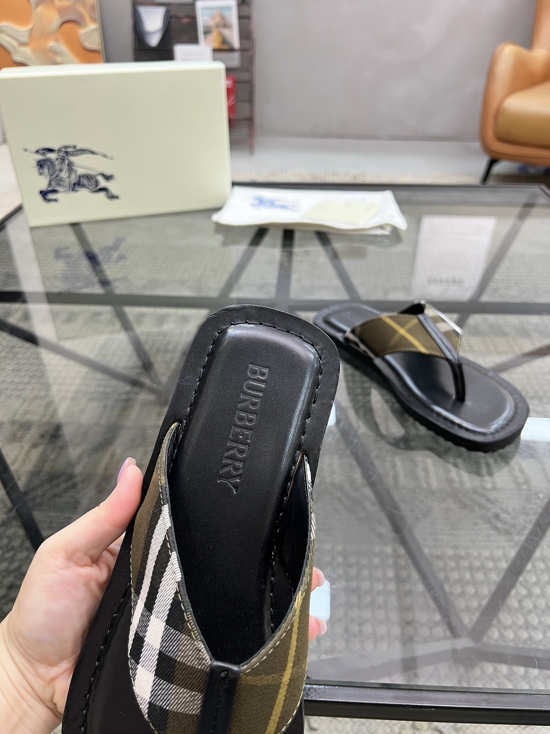  B 🔍顶级代购🇮🇹 巴 炸街男神春夏拖鞋新品专柜同步，鞋面意大利进口格子布面料，高品质拼接工艺，鞋底：