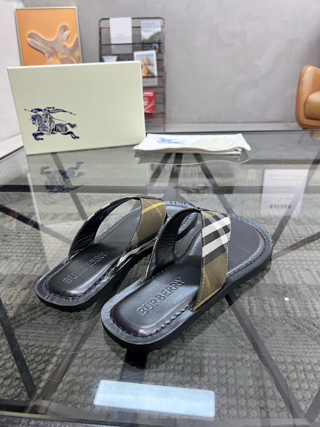  B 🔍顶级代购🇮🇹 巴 炸街男神春夏拖鞋新品专柜同步，鞋面意大利进口格子布面料，高品质拼接工艺，鞋底：