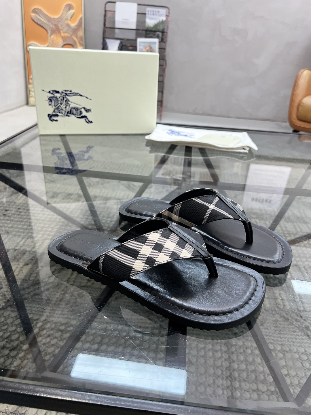 B 🔍顶级代购🇮🇹 巴 炸街男神春夏拖鞋新品专柜同步，鞋面意大利进口格子布面料，高品质拼接工艺，鞋底：