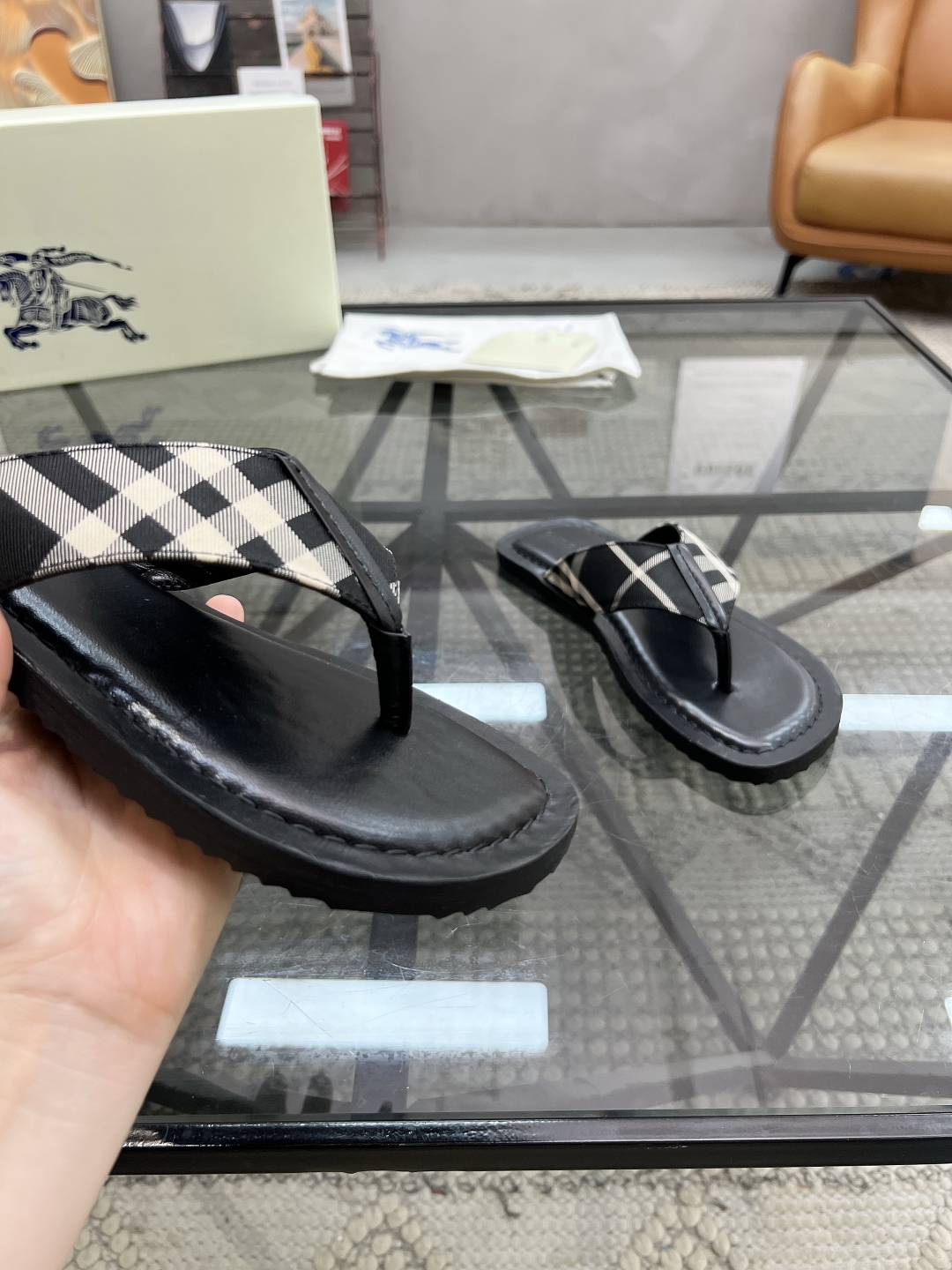  B 🔍顶级代购🇮🇹 巴 炸街男神春夏拖鞋新品专柜同步，鞋面意大利进口格子布面料，高品质拼接工艺，鞋底：