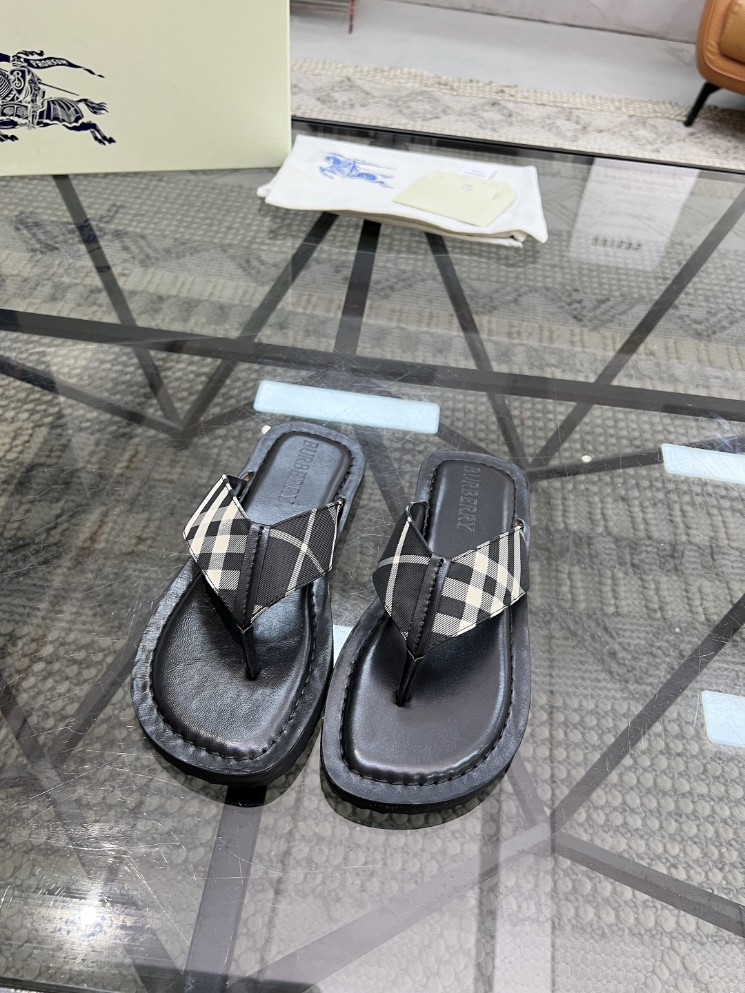  B 🔍顶级代购🇮🇹 巴 炸街男神春夏拖鞋新品专柜同步，鞋面意大利进口格子布面料，高品质拼接工艺，鞋底：