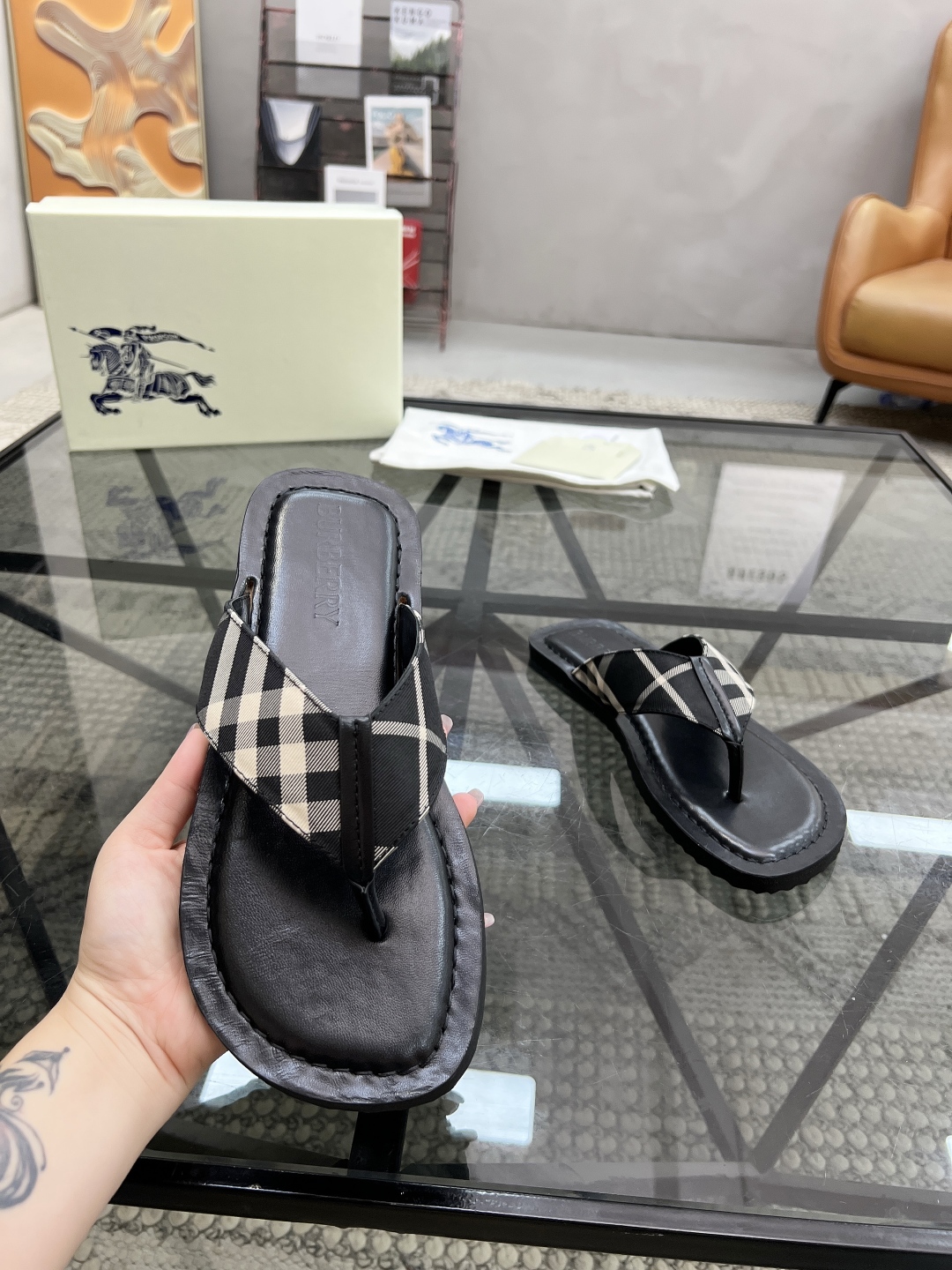  B 🔍顶级代购🇮🇹 巴 炸街男神春夏拖鞋新品专柜同步，鞋面意大利进口格子布面料，高品质拼接工艺，鞋底：