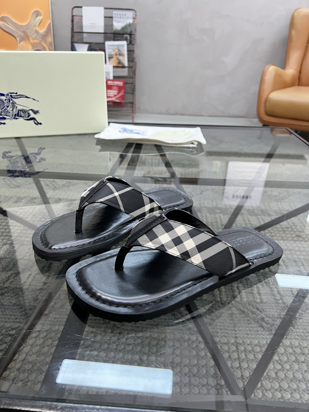  B 🔍顶级代购🇮🇹 巴 炸街男神春夏拖鞋新品专柜同步，鞋面意大利进口格子布面料，高品质拼接工艺，鞋底：