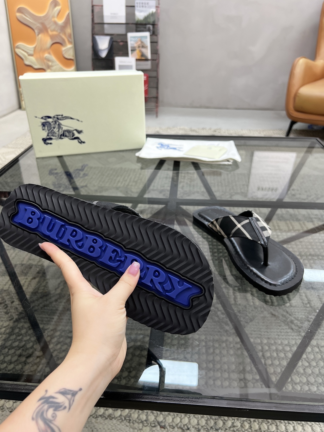  B 🔍顶级代购🇮🇹 巴 炸街男神春夏拖鞋新品专柜同步，鞋面意大利进口格子布面料，高品质拼接工艺，鞋底：