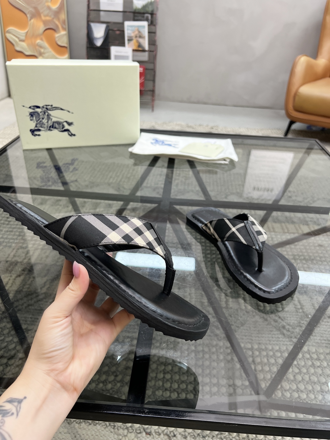  B 🔍顶级代购🇮🇹 巴 炸街男神春夏拖鞋新品专柜同步，鞋面意大利进口格子布面料，高品质拼接工艺，鞋底：