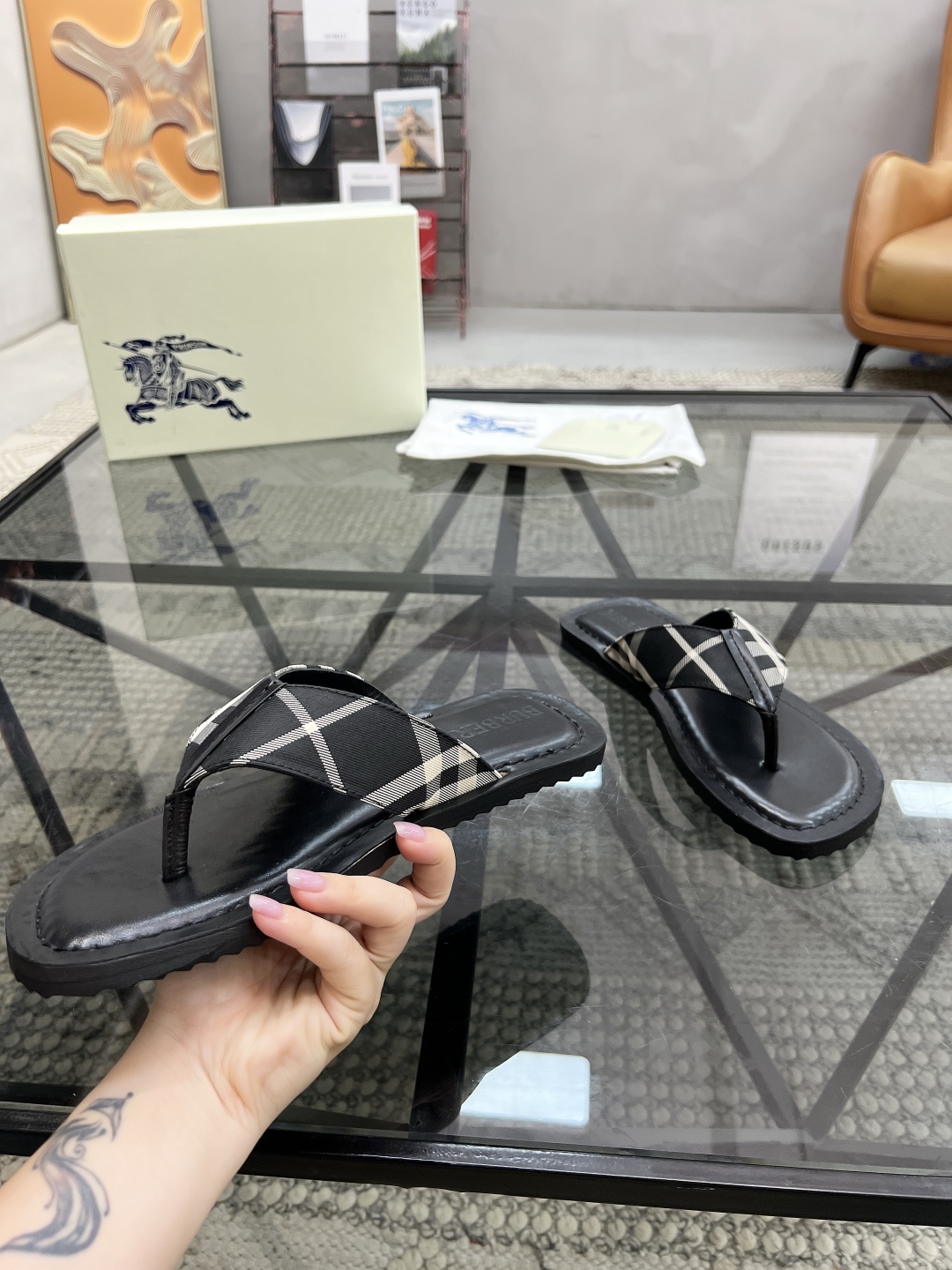  B 🔍顶级代购🇮🇹 巴 炸街男神春夏拖鞋新品专柜同步，鞋面意大利进口格子布面料，高品质拼接工艺，鞋底：