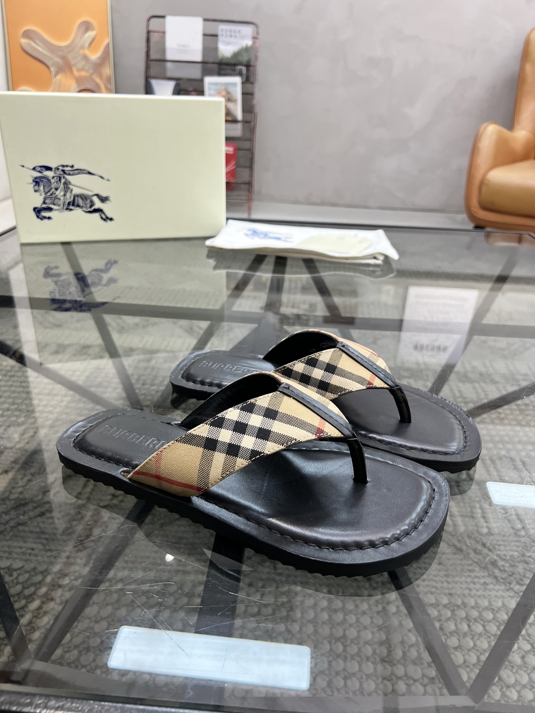  B 🔍顶级代购🇮🇹 巴 炸街男神春夏拖鞋新品专柜同步，鞋面意大利进口格子布面料，高品质拼接工艺，鞋底：