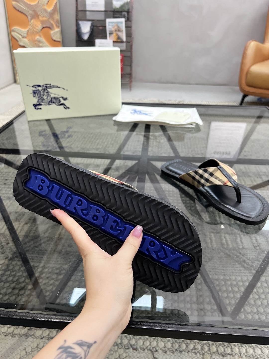  B 🔍顶级代购🇮🇹 巴 炸街男神春夏拖鞋新品专柜同步，鞋面意大利进口格子布面料，高品质拼接工艺，鞋底：