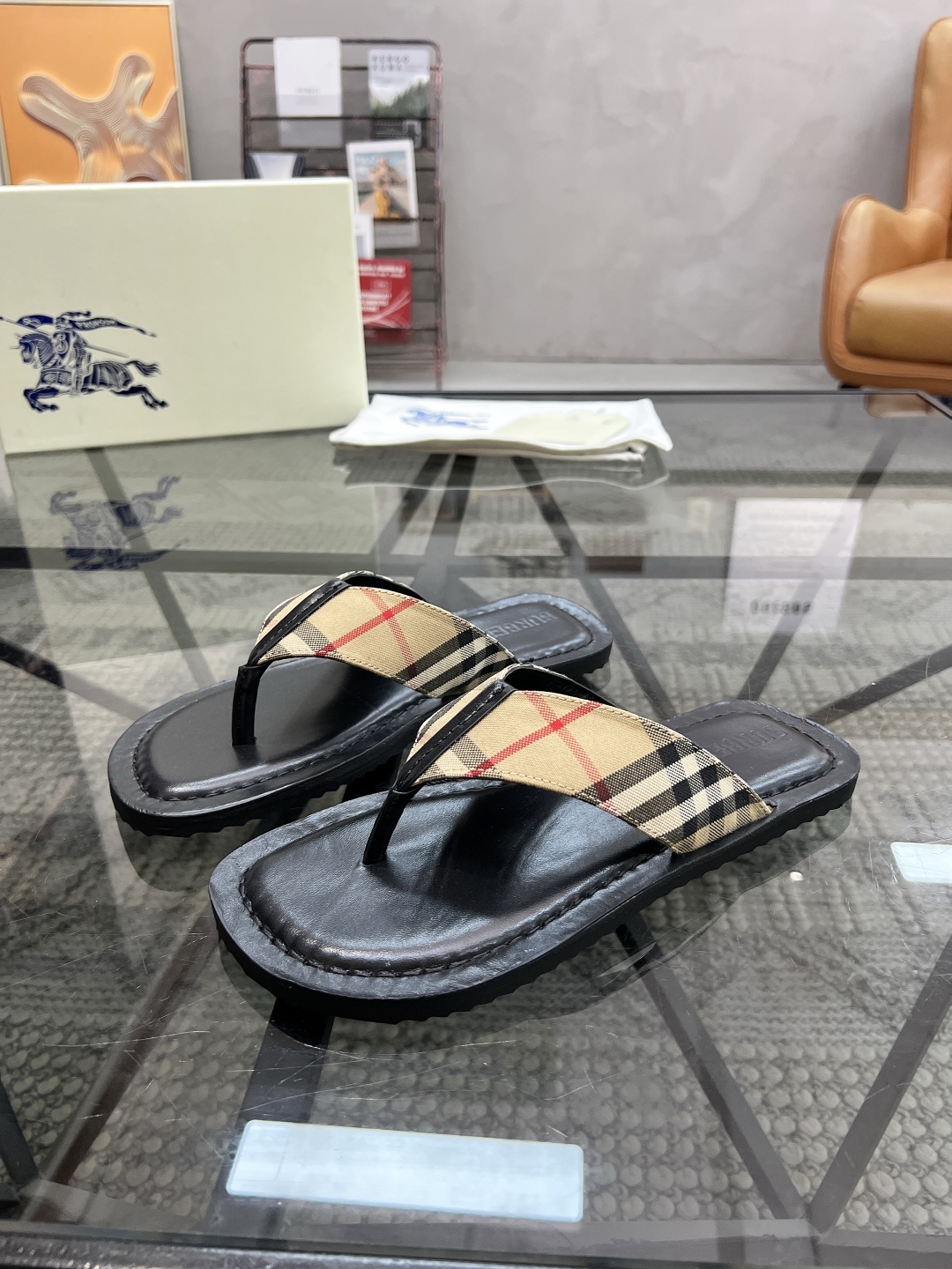  B 🔍顶级代购🇮🇹 巴 炸街男神春夏拖鞋新品专柜同步，鞋面意大利进口格子布面料，高品质拼接工艺，鞋底：