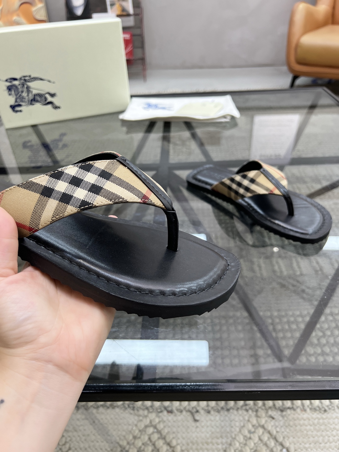  B 🔍顶级代购🇮🇹 巴 炸街男神春夏拖鞋新品专柜同步，鞋面意大利进口格子布面料，高品质拼接工艺，鞋底：
