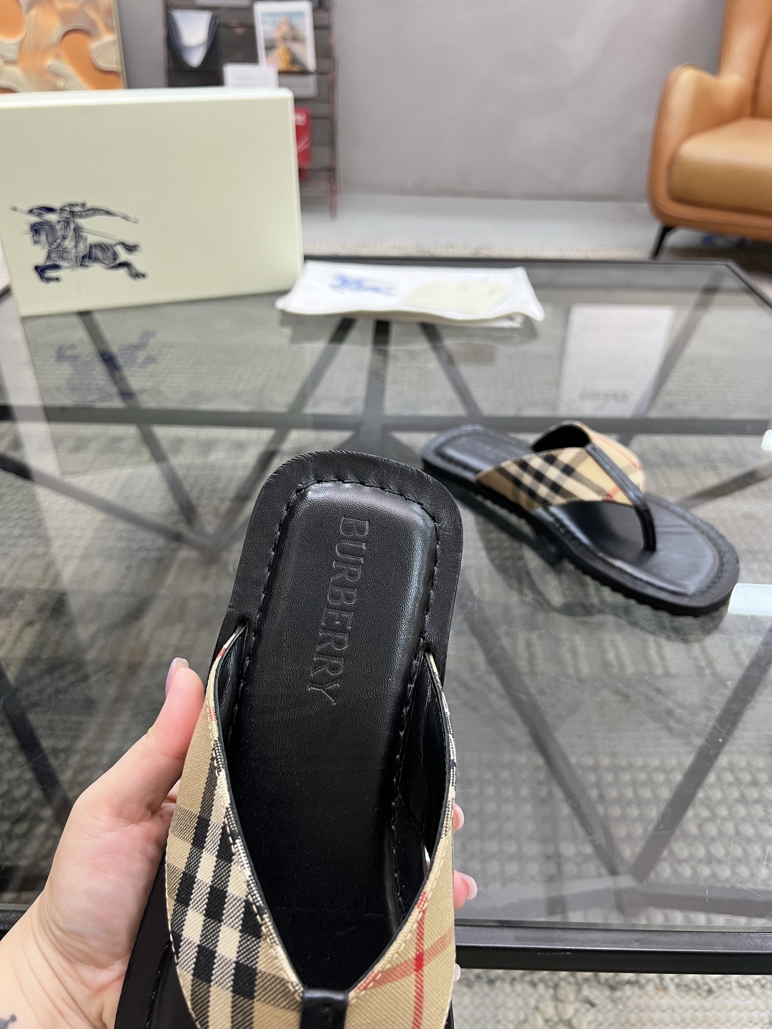  B 🔍顶级代购🇮🇹 巴 炸街男神春夏拖鞋新品专柜同步，鞋面意大利进口格子布面料，高品质拼接工艺，鞋底：