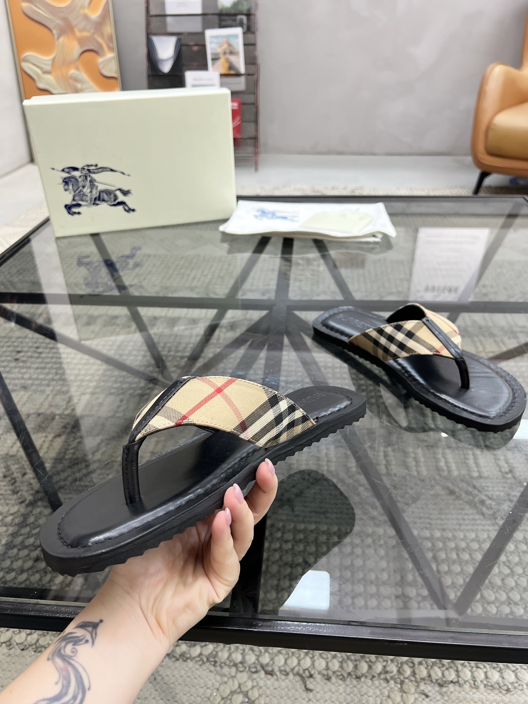  B 🔍顶级代购🇮🇹 巴 炸街男神春夏拖鞋新品专柜同步，鞋面意大利进口格子布面料，高品质拼接工艺，鞋底：