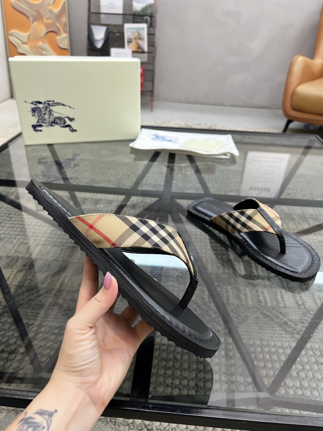  B 🔍顶级代购🇮🇹 巴 炸街男神春夏拖鞋新品专柜同步，鞋面意大利进口格子布面料，高品质拼接工艺，鞋底：