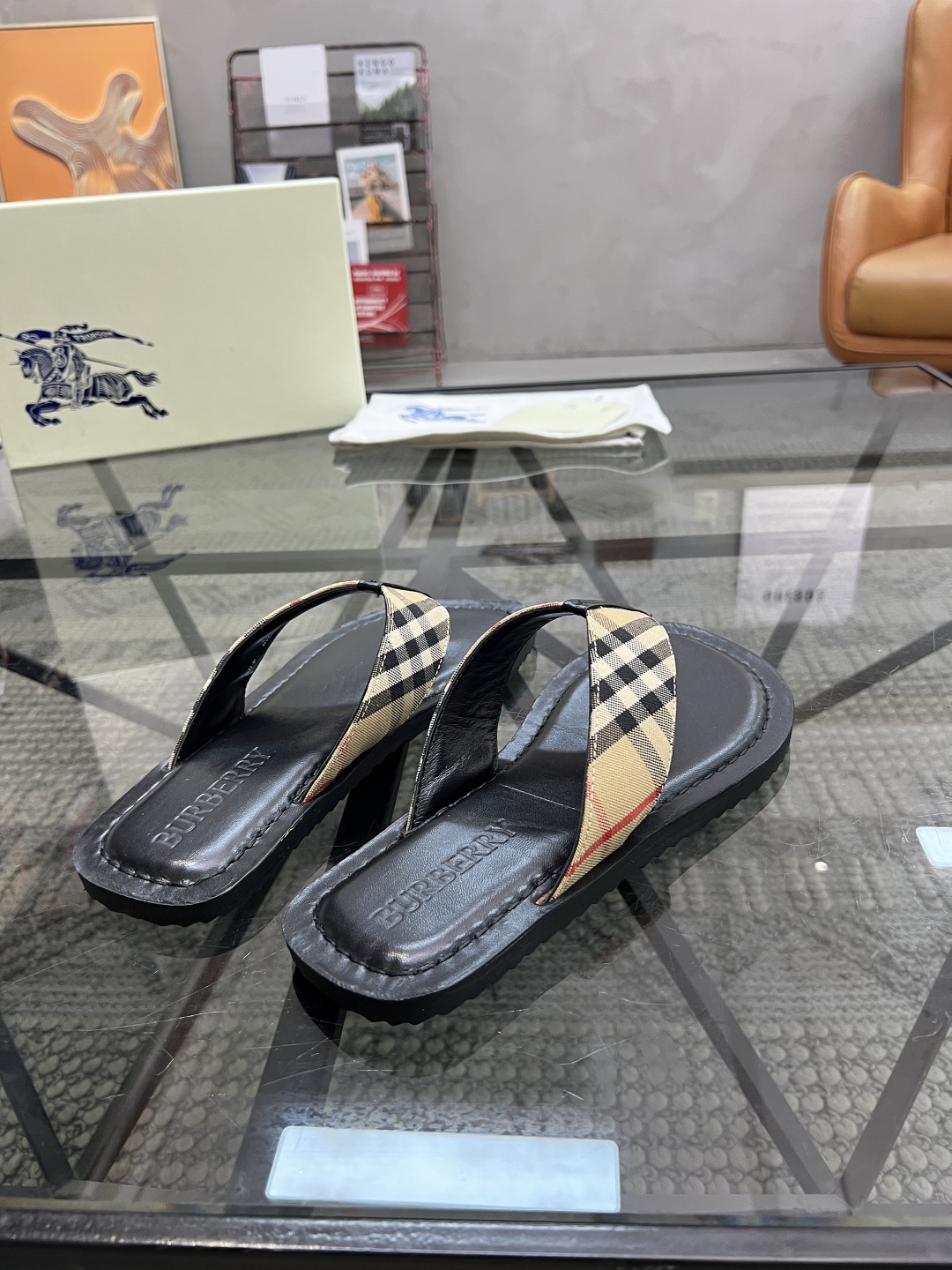  B 🔍顶级代购🇮🇹 巴 炸街男神春夏拖鞋新品专柜同步，鞋面意大利进口格子布面料，高品质拼接工艺，鞋底：