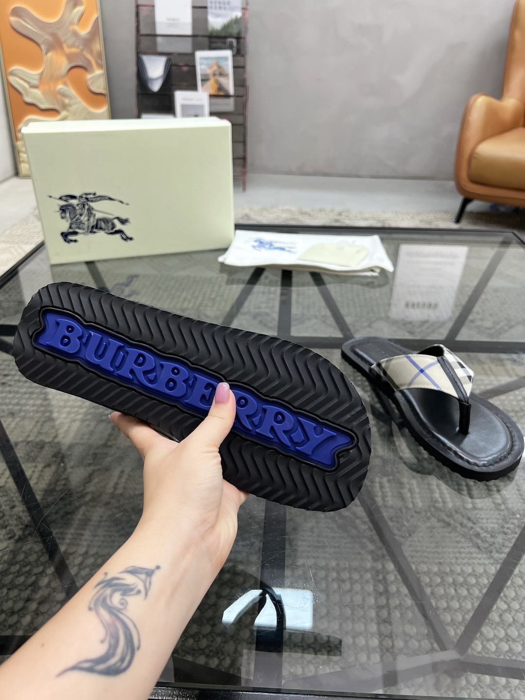  B 🔍顶级代购🇮🇹 巴 炸街男神春夏拖鞋新品专柜同步，鞋面意大利进口格子布面料，高品质拼接工艺，鞋底：