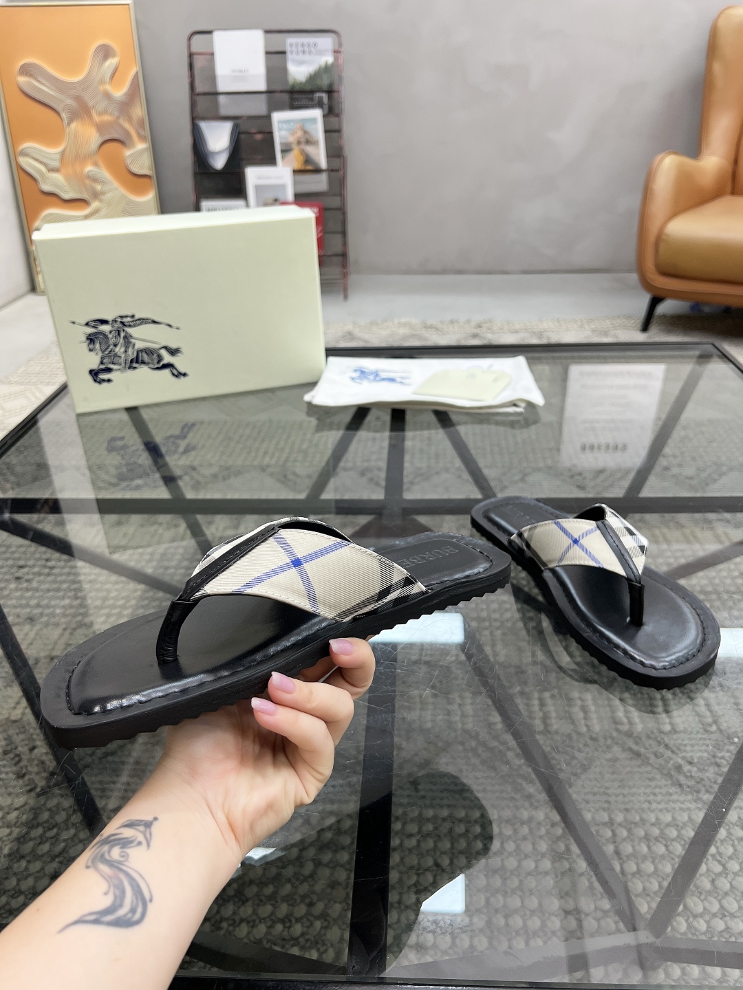  B 🔍顶级代购🇮🇹 巴 炸街男神春夏拖鞋新品专柜同步，鞋面意大利进口格子布面料，高品质拼接工艺，鞋底：