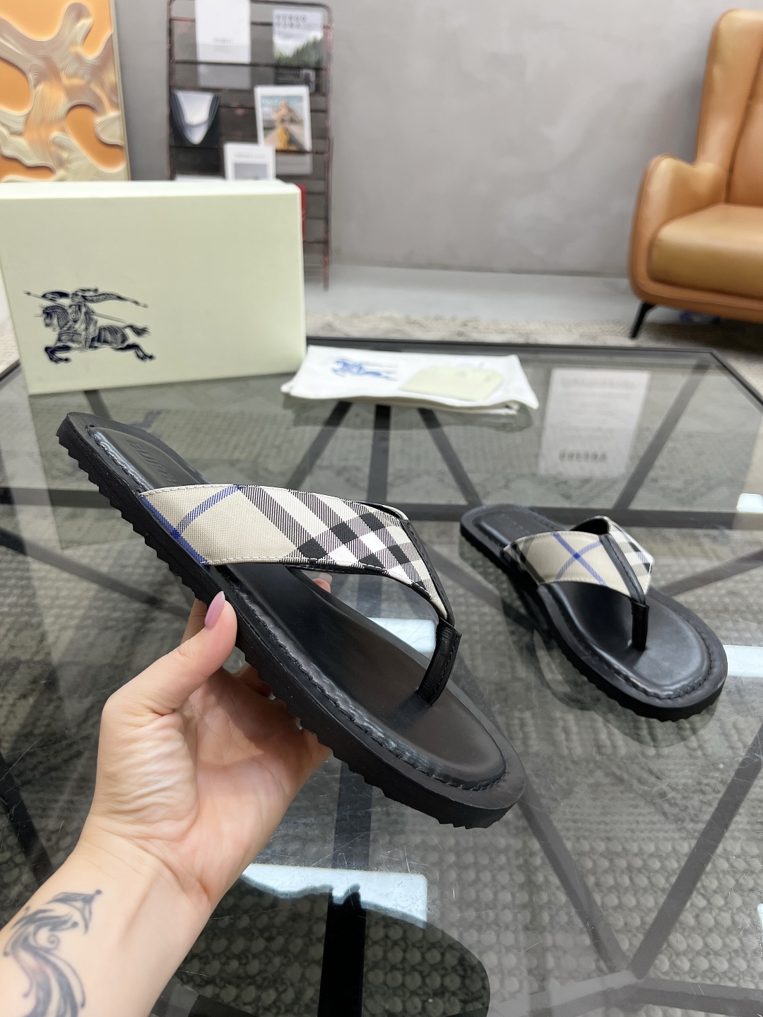  B 🔍顶级代购🇮🇹 巴 炸街男神春夏拖鞋新品专柜同步，鞋面意大利进口格子布面料，高品质拼接工艺，鞋底：