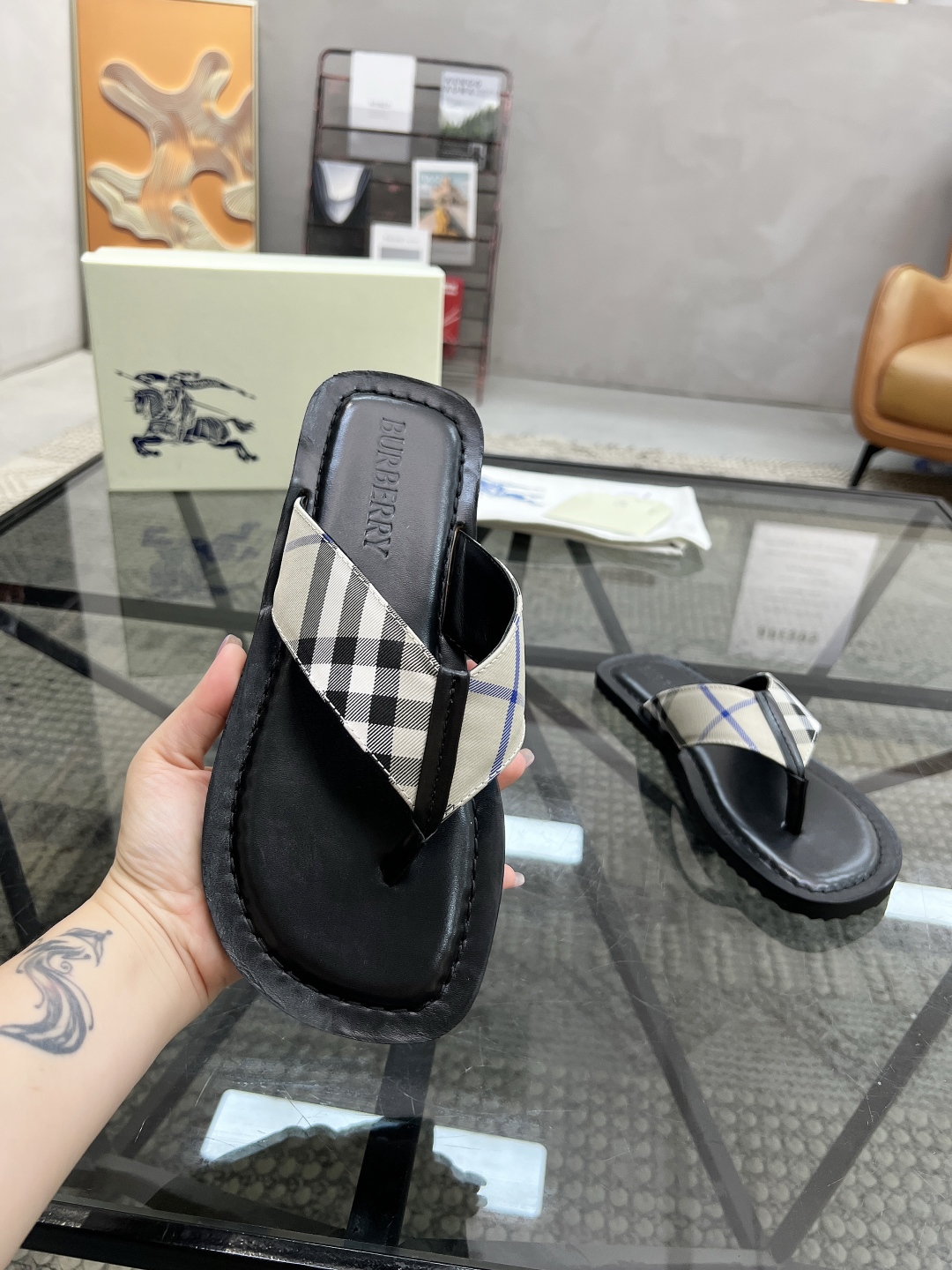  B 🔍顶级代购🇮🇹 巴 炸街男神春夏拖鞋新品专柜同步，鞋面意大利进口格子布面料，高品质拼接工艺，鞋底：